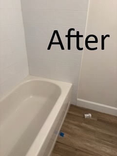 Sparkling clean bathtub and bathroom floor after deep cleaning service in Tampa home